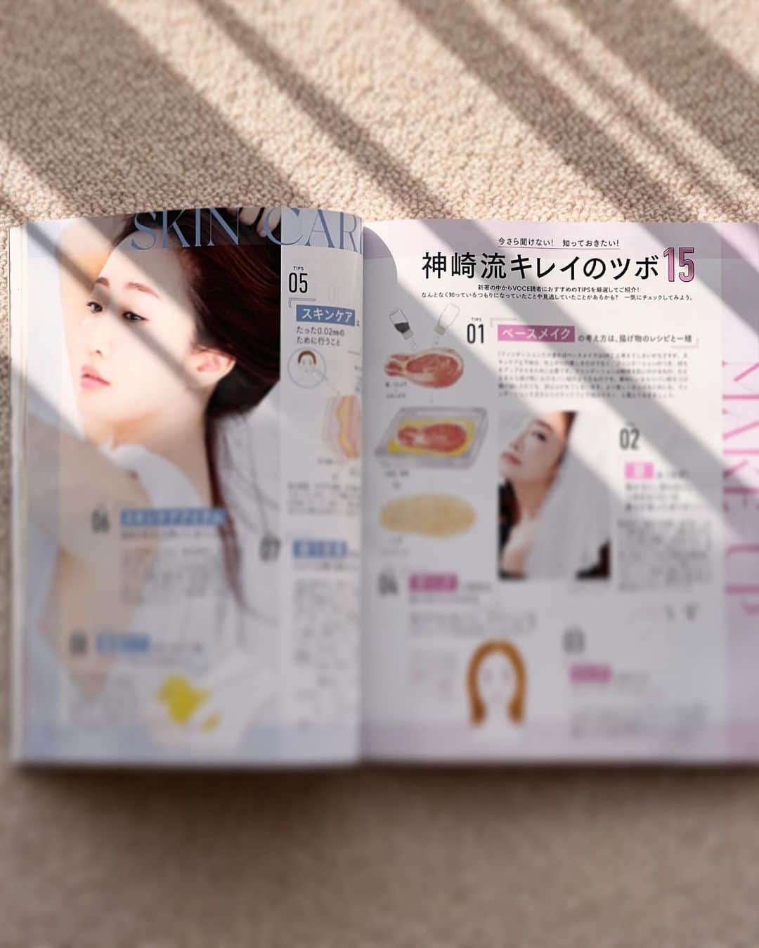 神崎恵さんのインスタグラム写真 - (神崎恵Instagram)「・ 発売日の「VOCE」１月号。 新刊「美容の教科書」の刊行記念特集です。 書籍へのたくさんの投稿、感想をありがとうございます。 今回、特別版の小冊子には、たくさんのおすすめ基本化粧品のご紹介と共に、少しだけ画像が組み込まれているのですが、 この巻き髪についてのコメントをたくさんいただくので簡単な説明です。 「26ミリの細いアイロンで根元からのミックスまきです。 確かツヤもほしかったので根元はねじらず巻きました！(津村さん)」とのことでした。 書籍では、ヘアケアの方法もしっかりお話をしています。 今週末は、今作2回目のお渡し会。 楽しみです。  撮影　中村和孝　 スタイリング　石関靖子 ヘア　津村佳奈 メイク　神崎恵  @kazutakanakamura_photo  @zekikoyasuko  @kanatumura  @vocemagazine  @yokomorix   #voce #美容の教科書 #神崎恵美容の教科書」11月24日 13時03分 - megumi_kanzaki