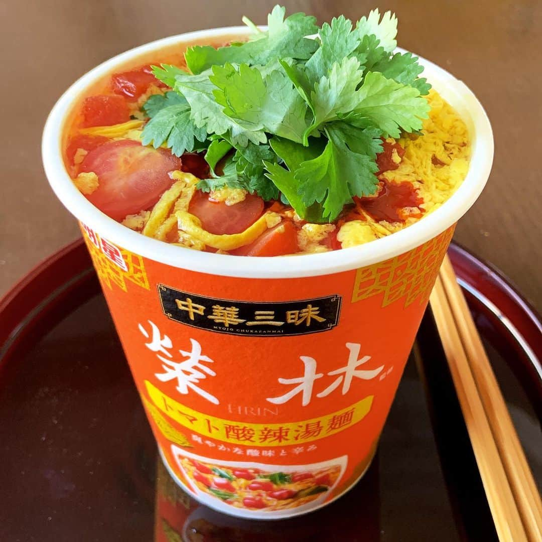 志摩有子のインスタグラム：「袋麺で愛食している中華三昧、榮林の酸辣湯麺。 コンビニでカップ麺を見つけて購入。しかもいつもカスタマイズしているトマト入りバージョン。 中を見てみるとフリーズドライの小さな角切りトマトがパラパラまばらに。これじゃ足りない！とミニトマトをトッピング。ついでにパクチーも。 追いトマトでフレッシュさが増して大満足。  #赤坂榮林酸辣湯麺  #酸辣湯麺 #中華三昧酸辣湯麺  #トマト入り酸辣湯麺  #追いトマト #けっこう辛い」