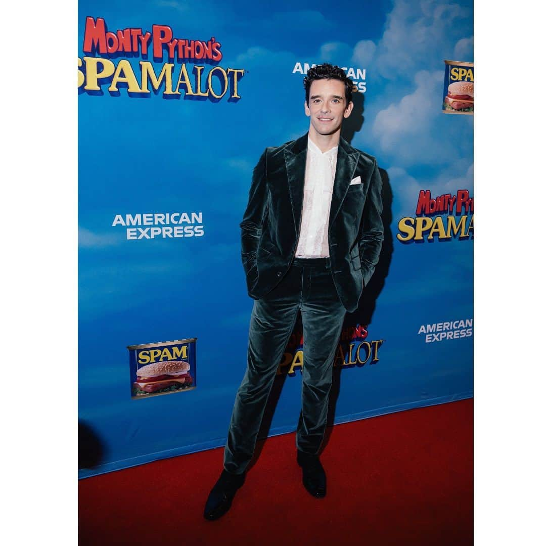 マイケル・ユーリーさんのインスタグラム写真 - (マイケル・ユーリーInstagram)「Opening night of @spamalotbway  Photo by @andyhenderson  Styling by @mikeystyles  Grooming by @chelseagehr  Suit by @jackvictorofficial  Shirt by @asos  Shoes by @jb_rautureau」11月24日 13時08分 - michaelurielikesit