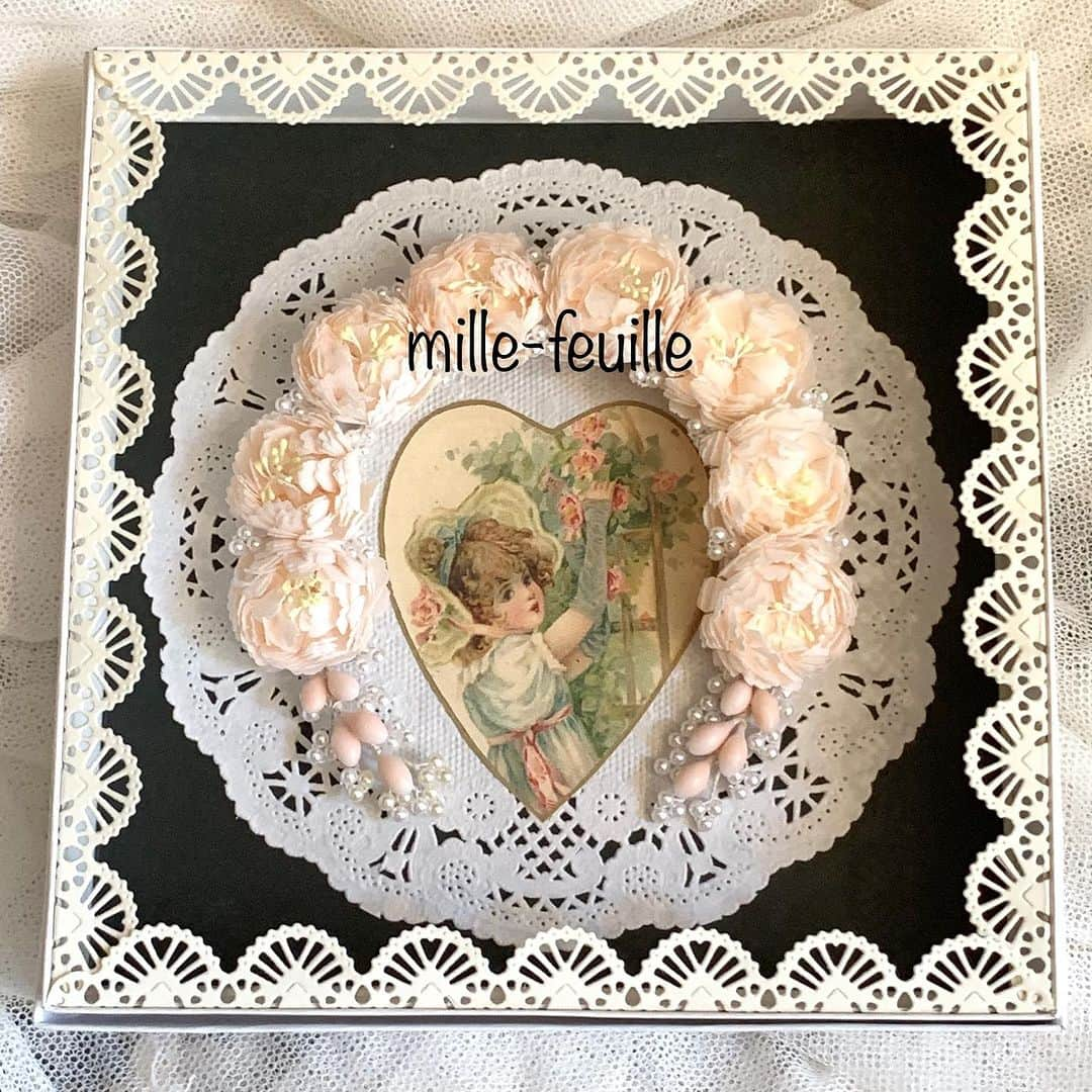 稚野鳥子さんのインスタグラム写真 - (稚野鳥子Instagram)「Mille-feuille(ミルフィーユ)さんの作品が入荷しました。 直径約3.5cmサイズの花冠セットと直径約9cmサイズの花冠になります。布花とワックスフラワーを取り混ぜたタイプになりませ。どれもオリジナルのお箱が付きます。丁寧に作り込まれた作品です。是非店頭でご覧になって下さいませ。  左:花冠2個セット　HOLD  #作家さん #作品 #ハンドメイド作品 #ワックスフラワー #恵比寿アンティークショップ #どうやってつくるの #handmade #アーティスト」11月24日 13時08分 - toricolore_shop