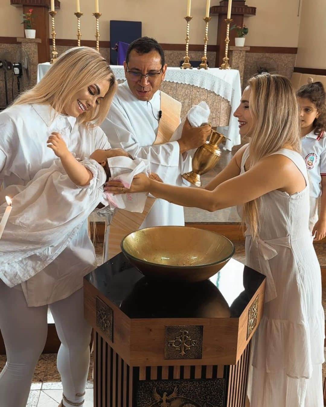 Vivi Winklerさんのインスタグラム写真 - (Vivi WinklerInstagram)「Feliz aniversário @dra.winkler 🙏🏻✨ vc me deu o maior presente da minha vida @antonella_winkler e hoje venho aqui dizer o quanto te amo e o quanto vc é o exemplo da nossa família! Sempre uma mulher forte, com personalidade, excelente mãe e uma grande irmã/ prima ! Que Deus abençoe cada dia mais e mais sua vida. Eu te amo minha rainha」11月24日 13時09分 - viviwinkler