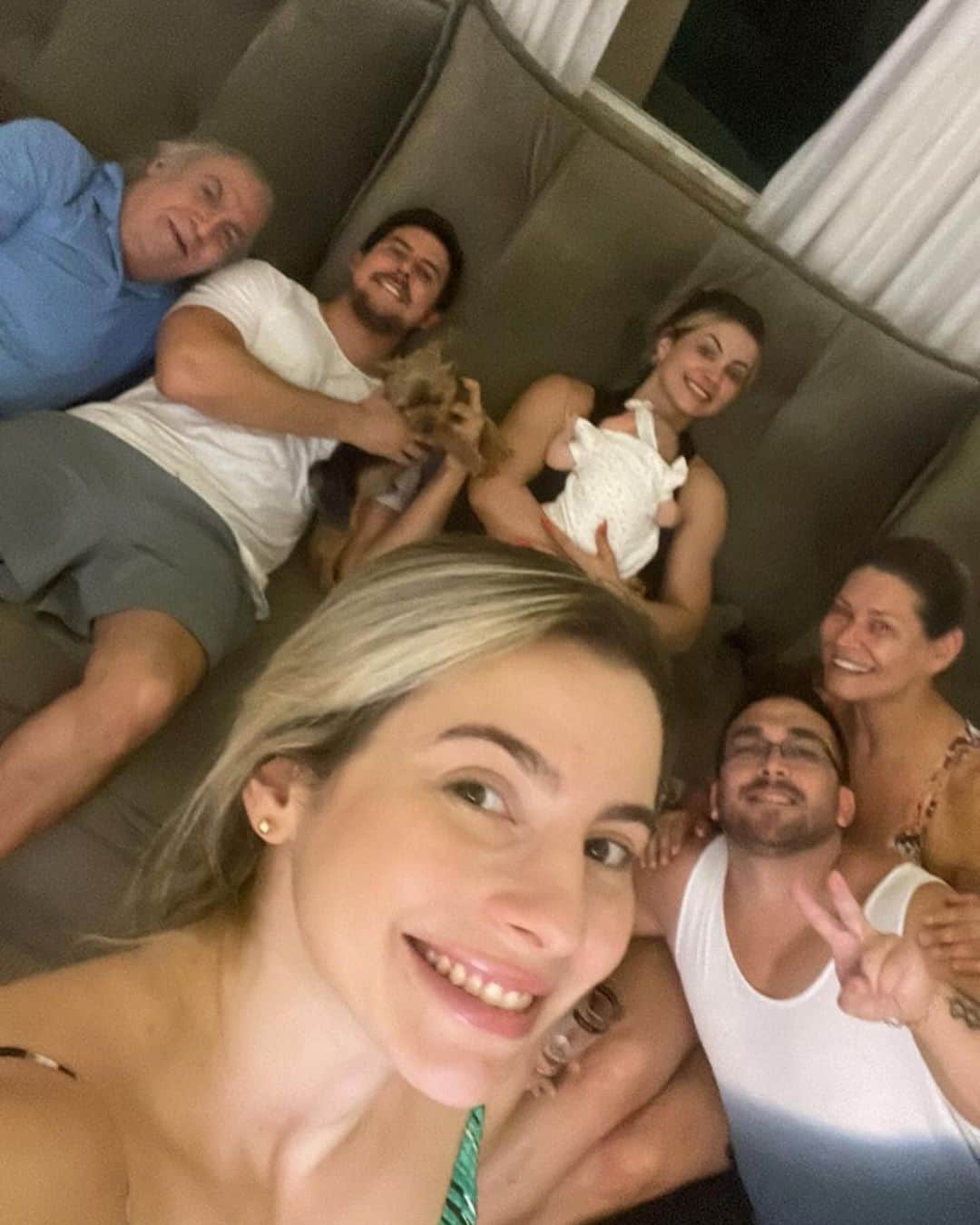 Vivi Winklerさんのインスタグラム写真 - (Vivi WinklerInstagram)「Feliz aniversário @dra.winkler 🙏🏻✨ vc me deu o maior presente da minha vida @antonella_winkler e hoje venho aqui dizer o quanto te amo e o quanto vc é o exemplo da nossa família! Sempre uma mulher forte, com personalidade, excelente mãe e uma grande irmã/ prima ! Que Deus abençoe cada dia mais e mais sua vida. Eu te amo minha rainha」11月24日 13時09分 - viviwinkler