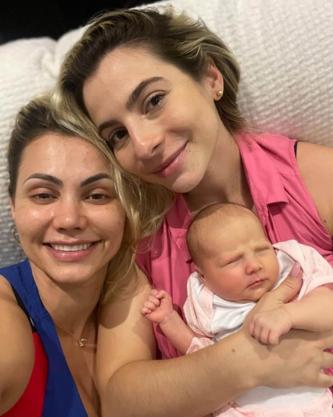 Vivi Winklerさんのインスタグラム写真 - (Vivi WinklerInstagram)「Feliz aniversário @dra.winkler 🙏🏻✨ vc me deu o maior presente da minha vida @antonella_winkler e hoje venho aqui dizer o quanto te amo e o quanto vc é o exemplo da nossa família! Sempre uma mulher forte, com personalidade, excelente mãe e uma grande irmã/ prima ! Que Deus abençoe cada dia mais e mais sua vida. Eu te amo minha rainha」11月24日 13時09分 - viviwinkler