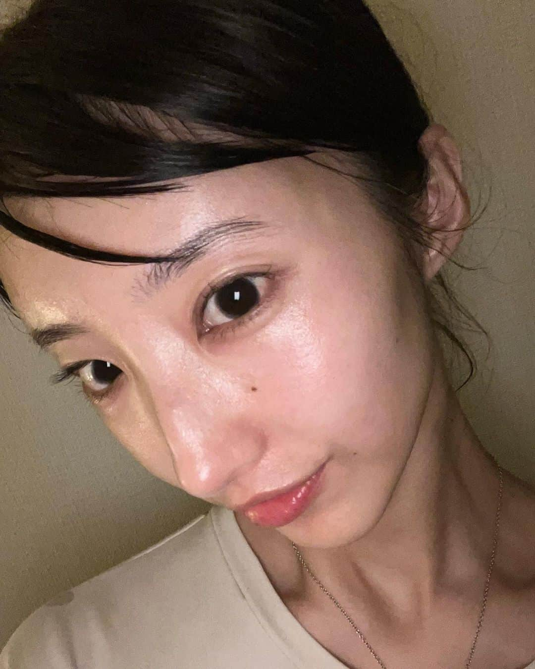 飯島望未さんのインスタグラム写真 - (飯島望未Instagram)「. 乾燥肌すぎる私の救世主。 @chanel.beauty   新クリームと新夜用美容液は、肌の修正力を高める希少な成分スウェルティアが新たに配合。持ち運び用キャップもついていてリサイクル可能なアルミニウムキャップを使っているのでリフィルラブルでサステナブルなパッケージになっています。  これをつけて寝たら朝までしっとりしててハリも出てきた気がします！ そして美容液もクリームも肌馴染みが良くて浸透力が本当に高いです。  #CHANELSkinCare #CHANELMakeup #CHANELBeauty」11月24日 13時11分 - nozo0806