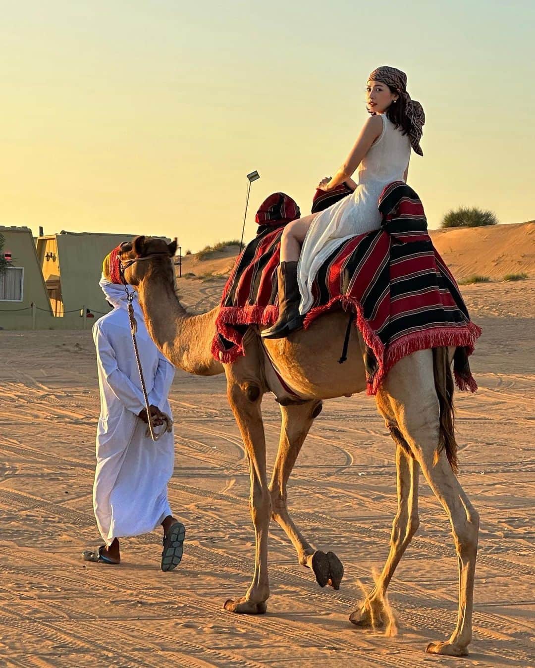 Chi Puさんのインスタグラム写真 - (Chi PuInstagram)「Walking in the Dubai desert 🏜️🐪」11月24日 13時12分 - chipupu