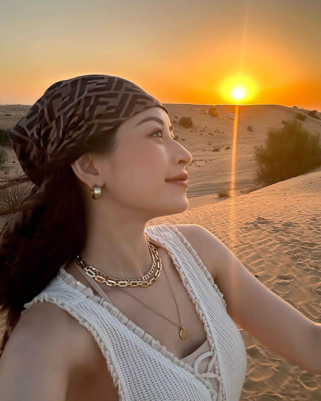 Chi Puさんのインスタグラム写真 - (Chi PuInstagram)「Walking in the Dubai desert 🏜️🐪」11月24日 13時12分 - chipupu