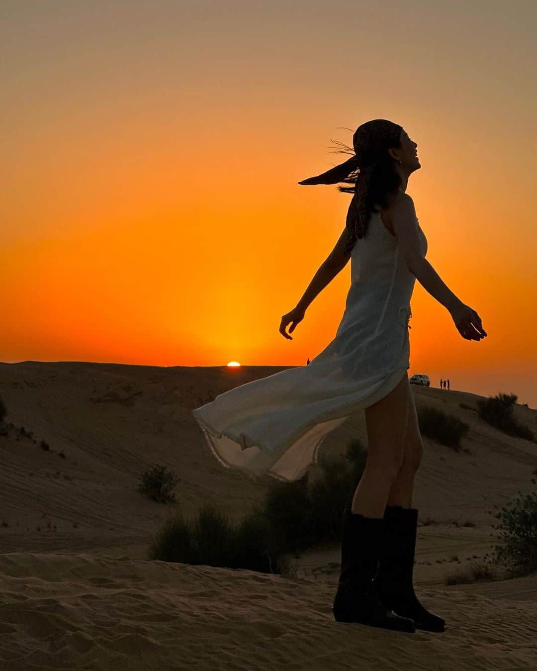 Chi Puさんのインスタグラム写真 - (Chi PuInstagram)「Walking in the Dubai desert 🏜️🐪」11月24日 13時12分 - chipupu