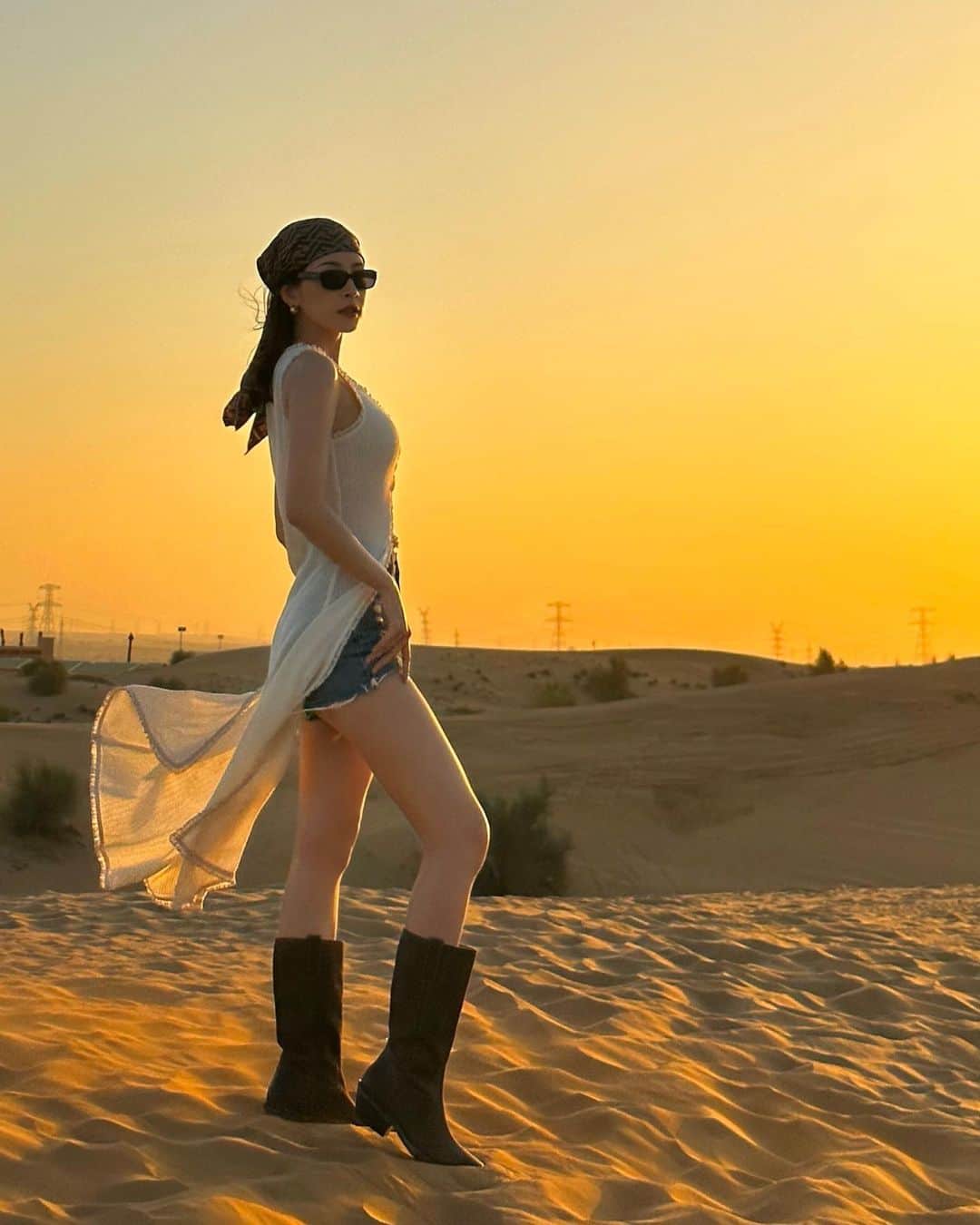 Chi Puさんのインスタグラム写真 - (Chi PuInstagram)「Walking in the Dubai desert 🏜️🐪」11月24日 13時12分 - chipupu