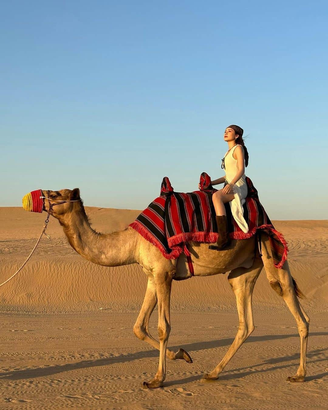 Chi Puさんのインスタグラム写真 - (Chi PuInstagram)「Walking in the Dubai desert 🏜️🐪」11月24日 13時12分 - chipupu