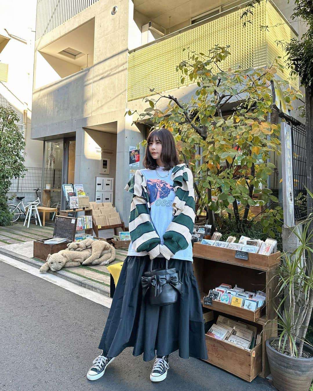 有村藍里のインスタグラム：「もう少し秋を楽しみたいな🍂  cardigan: @poppy_tokyo  tops: @some0658  skirt: @lily_brown_official  bag: @lillilly_official  shoes: @converse_jp   それにしても毎日眠い…」