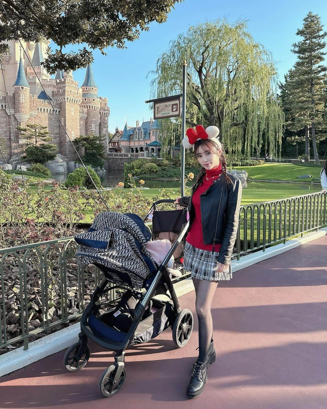 れいのインスタグラム：「久しぶりのディズニー🐭❤️‍🔥  👶🏻とはスモールワールドに乗ったよ✨ 終始爆睡やったからまたリベンジする🥺  平日でもかなり混んでたけど ベビーカーの人はたくさんいてて 思ったり入りやすかった😌✨  まだ小さいから色んな乗り物に乗れるわけじゃないけど 園内歩いてるだけでも楽しかった😌✨ クリスマスシーズンに行けてよかった🎄❤️‍🔥  この日のスカートは @sheller_official  中がパンツぽい作りになってるから めくれないし履きやすい😌❤️‍🔥  #ディズニーランド  #夢の国  #親子ディズニー」