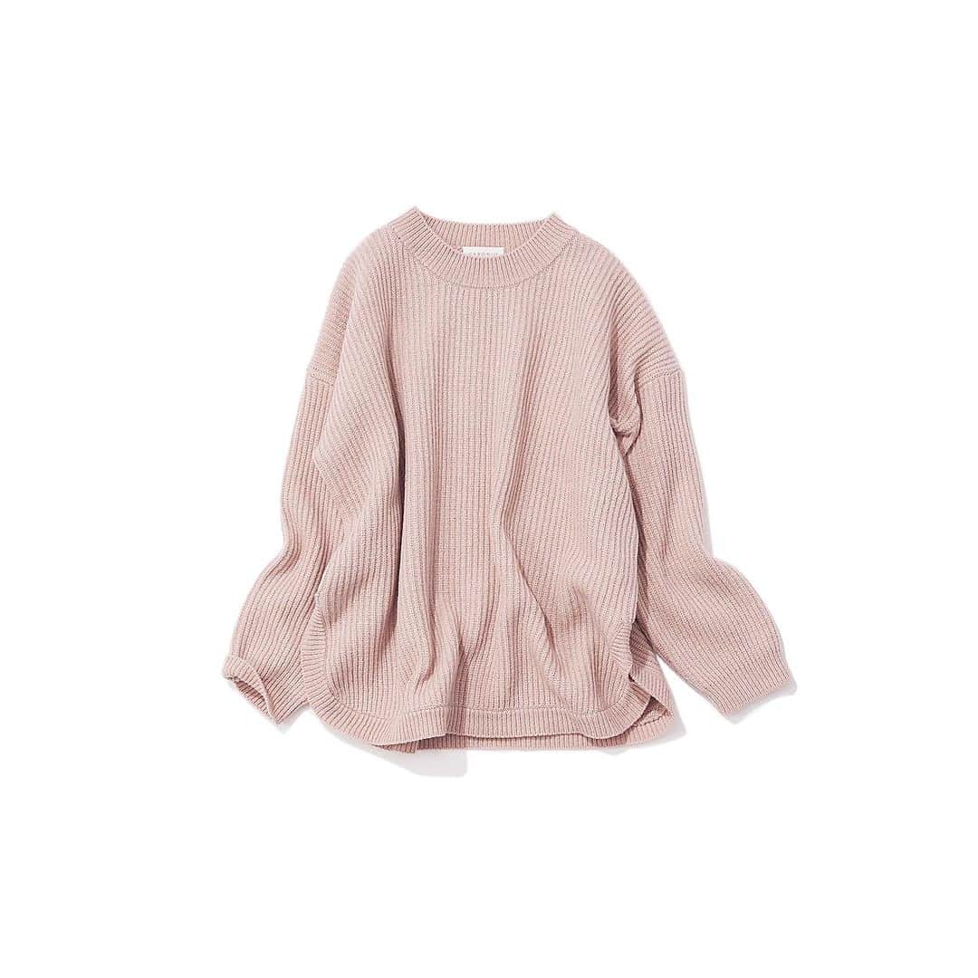 のインスタグラム：「・ New♦️Arrival・ ・ ◆ CAROMIO　カーロミオ /プルオーバーリブニット（Dasty Pink） ・ 表情のある縦リブ編みのウール混プルオーバーリブニット。ドロップショルダーの丸みを持たせたトレンド感のあるフォルムが魅力。 体のラインをカバーしてくれる程よくルーズなサイジングなので、ゆったりと着ていただけます。 また、裾がラウンドデザインになっているのでボトムを惹きたて、デイリーに活躍できるアイテムです。 ・ #kkcloset #kkshop #菊池京子 #kyokokikuch #coordinate #code #ootd #outfit #kotd #カジュアル #style #fashion #ファッション #happy #春　#feminine #knit #ニット　#pink」