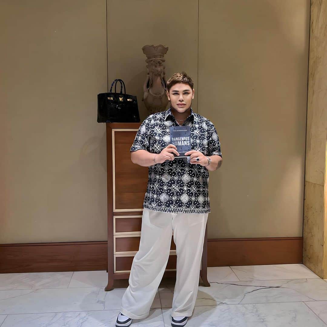 Ivan Gunawanのインスタグラム：「Pose  gue  kaku amat ..... awalnya  minta  di  photoin  ama  buku mas @diaz.hendropriyono  tapi  hasil nya  jd  kaya  orang  nga  pernah  nginep  di  hotel  Jd  girang  photo2 di  loby  hotel #dangeroushumans」