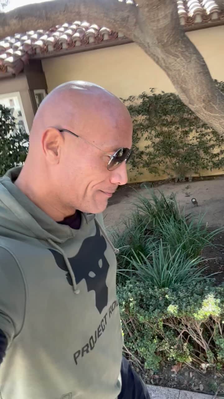 ドウェイン・ジョンソンのインスタグラム：「Mentality shift from “I got to” to “I GET to”  We get to work our assess off  We get to take care of & protect our families  We get to create opportunities for ourselves & others  We get to look people in the eyes & shake their hands.  We get to be kind  We get to be nice  We get to be authentic  We get to live free  We get to lift people up  We even get to say “fuck this” when we’ve had enough  The “get to” do something is a privilege   Gratitude always calibrates the strongest.   Happy Thanksgiving 🦃 to you and your families.  Luv U and appreciate you  Grateful to all of you  Have some fun today   ~ dj」