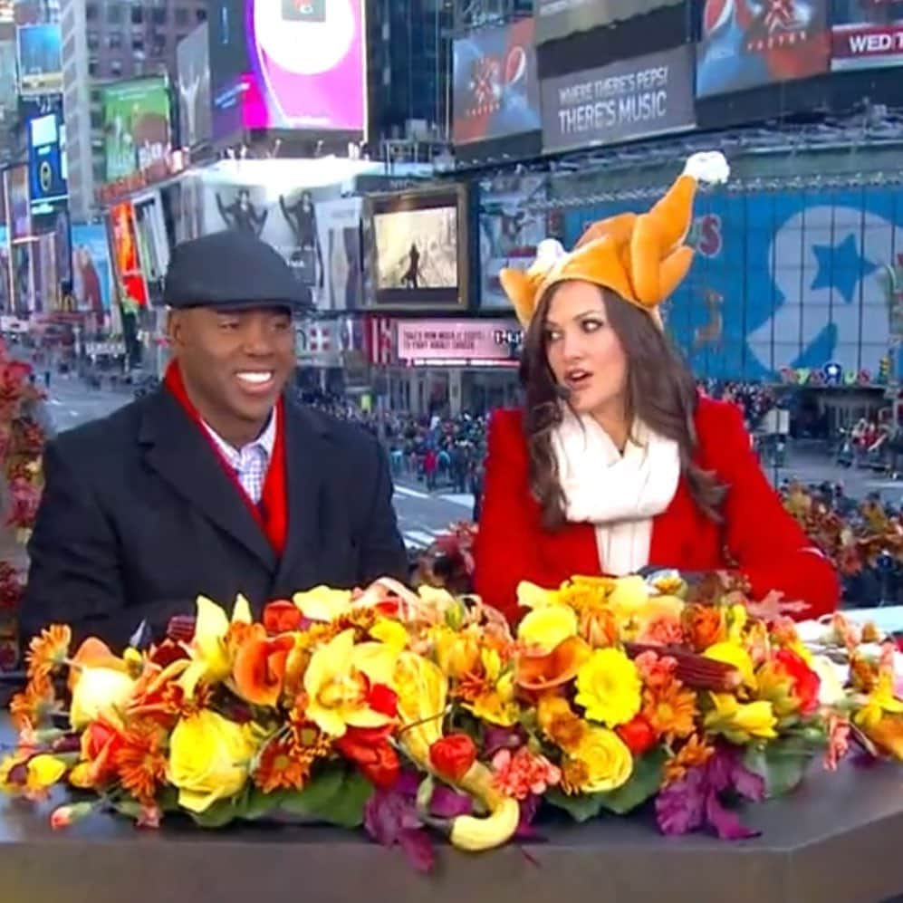 デヴィッド・アークエットのインスタグラム：「Happy Thanksgiving!!! She had me at 🦃 🎩@christinaarquette and @kevinfrazier hosting the #macysthanksgivingdayparade in #2011」