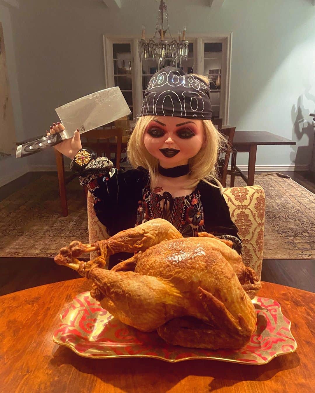 ジェニファー・ティリーさんのインスタグラム写真 - (ジェニファー・ティリーInstagram)「Happy Thanksgiving! 🍁 And by all means let the most unbalanced obstreperous family member carve the turkey! 🦃🔪」11月24日 4時23分 - jennifertilly