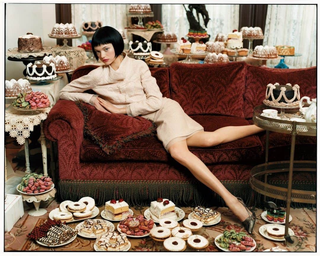 Vogue Beautyのインスタグラム：「Let's be real: Thanksgiving is a fraught holiday. Sure, the contemporary concept (gathering with loved ones to eat and revel and express gratitude) is lovely in theory, but the deplorable history combined with the cornucopia of mental and emotional triggers can be difficult to digest. These elements also make Thanksgiving the ultimate opportunity to hone your mindfulness practice. At the link in bio, discover five ways to practice mindfulness this Thanksgiving.  Photographed by Tim Walker, Vogue, August 2004」