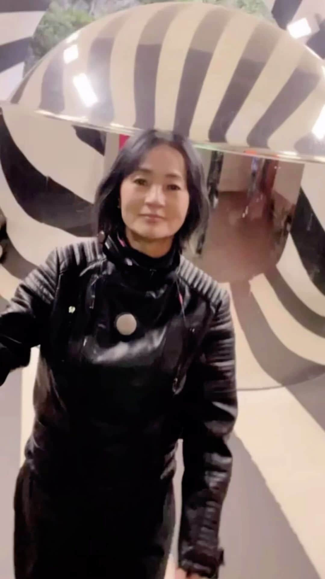 橋本志穂のインスタグラム：「秋のツーリング 新潟の清津峡トンネルへ〜 あいにくの雨でしたが、 トンネル内は別世界〜 たくさんの絶景に感動しました。 感動しながら、、、 「私たち、毎日こんな景色の中にいるんですけどね〜」と山の家の仲間と笑い合いました。。 毎日見てても、感動するから 別の場所だと同じ自然でも また違う感動があるんですねー」