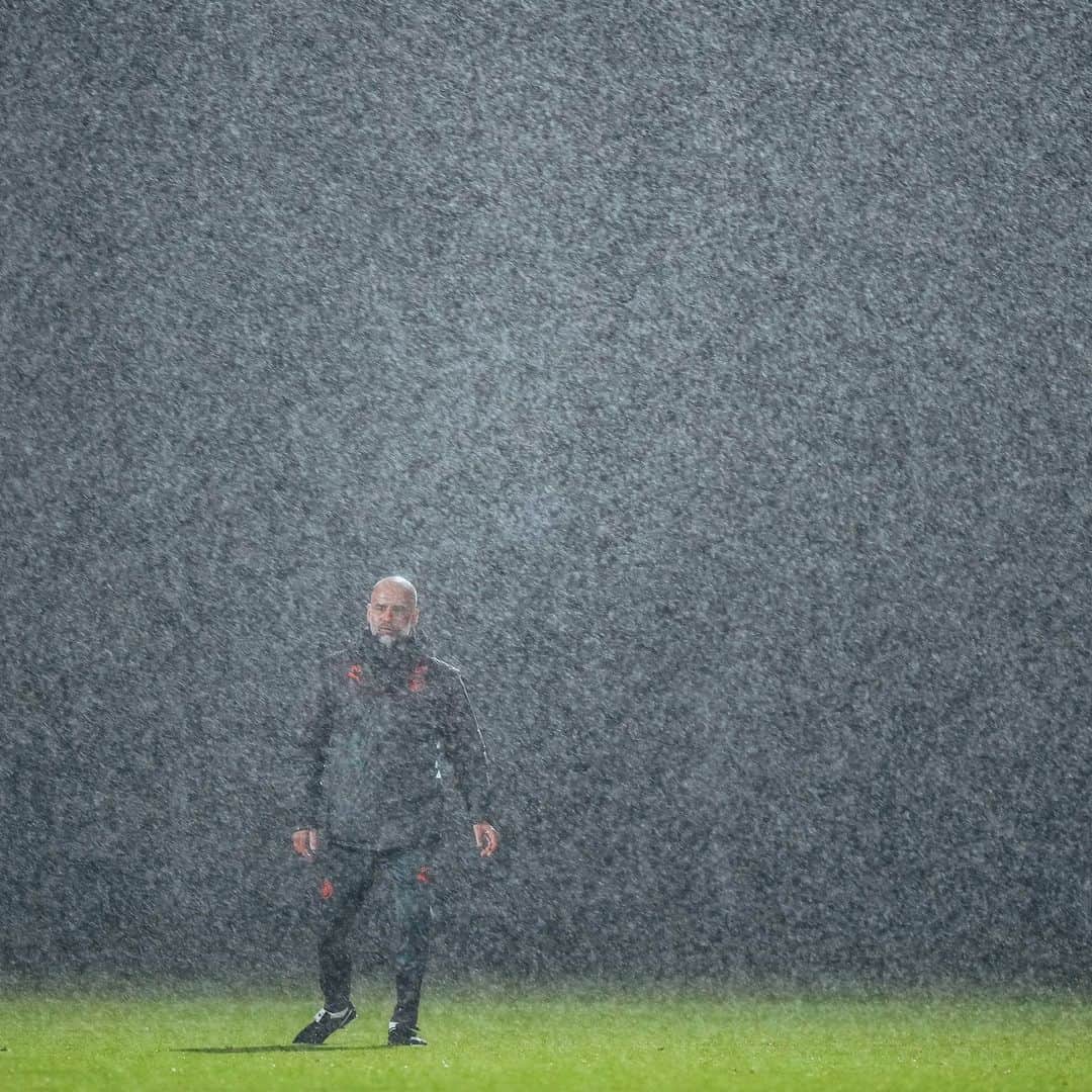 マンチェスター・シティFCのインスタグラム：「The boss 🌧️」