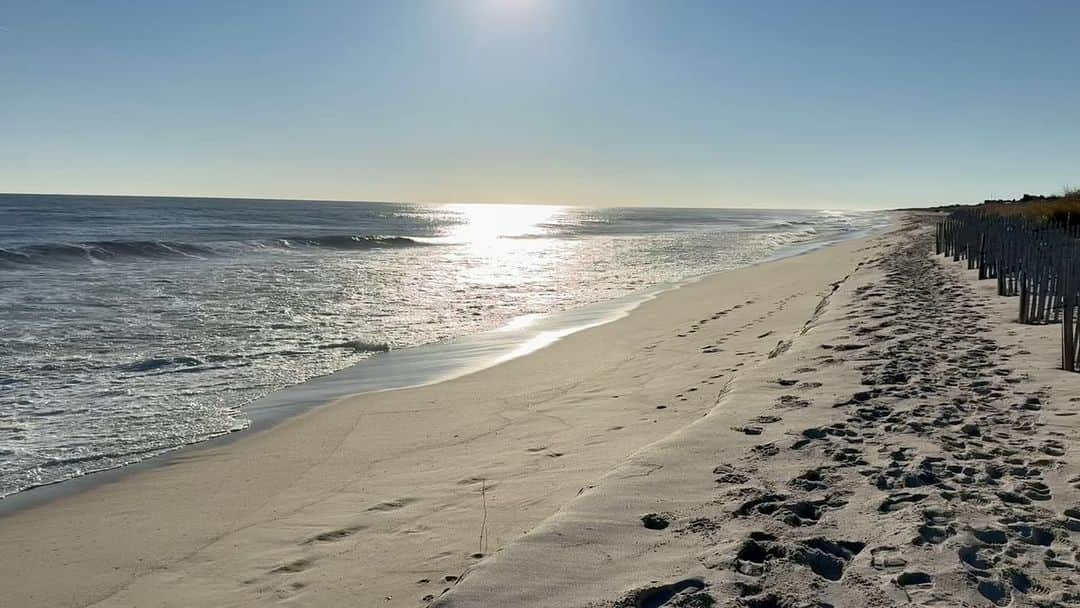 トヴァ・フェルドシャーのインスタグラム：「Nothing like Quogue at  Thanksgiving. Our family’s tradition is always to go to the sea, and to thank the higher powers for our beautiful and so far safe life.」