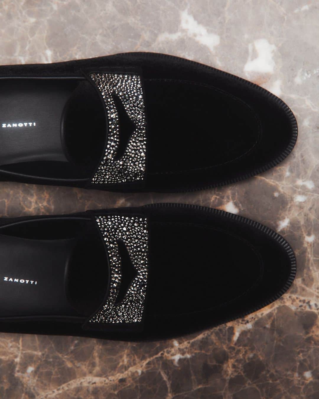 Giuseppe Zanotti Designのインスタグラム：「Stepping into the holiday season with sophistication and verve. Introducing the ERMY loafer—a sleek velvet silhouette with a smattering of crystals. #GZHoliday2023 #GiuseppeZanotti」