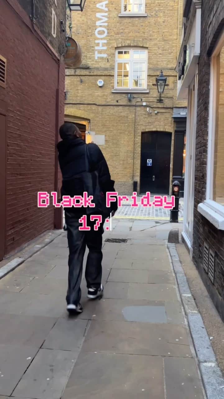 Benefit Cosmetics UKのインスタグラム：「Set your alarms Benefam ⏰  Don’t make the same mistake as Jordan, when they’re gone, they’re gone.   Happy Shopping Bene Bargain Hunters 😘  #blackfriday #blackfridaysale」