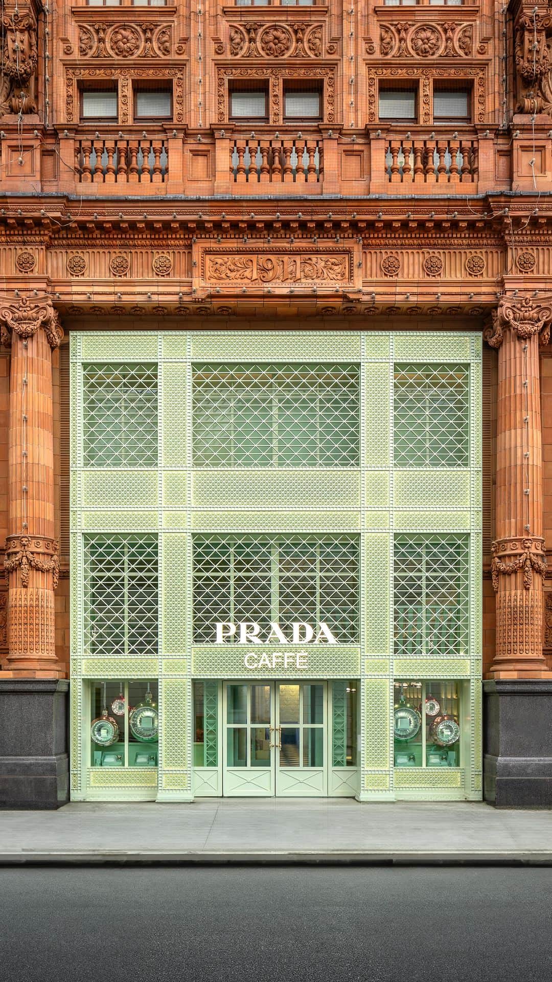 プラダのインスタグラム：「A holiday reprieve at Harrods in London: the expertly architected Prada Caffè is a reflection of a timeless identity.  Discover more via link in bio.  #PradaCaffe #Prada」