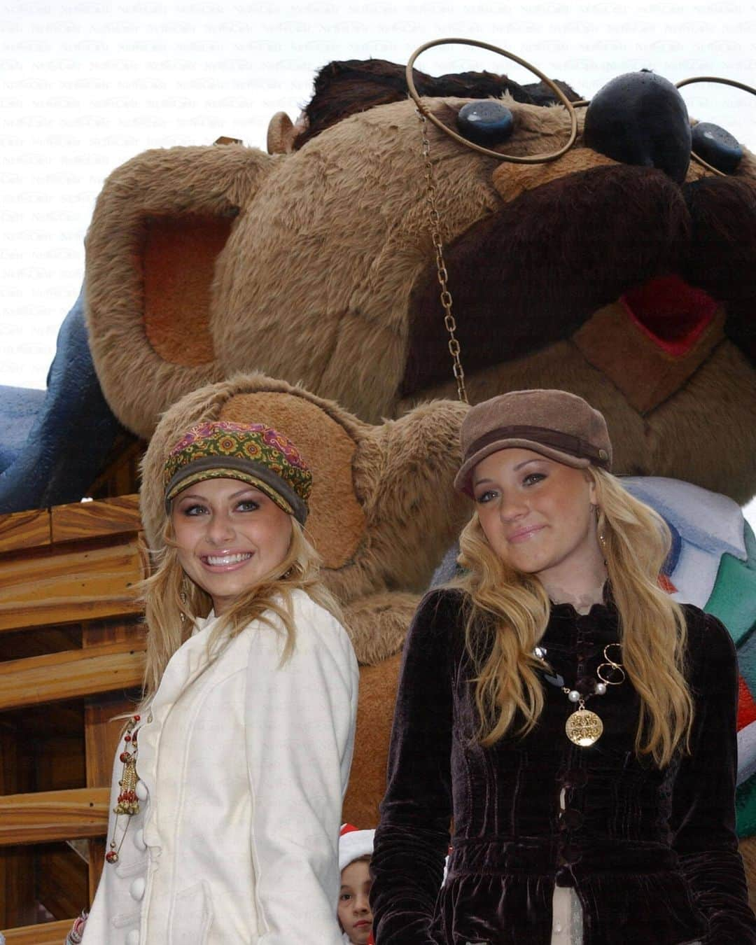 アマンダ・ミシェルカのインスタグラム：「A grateful little look back to 2005 when we performed our first single at the Macy’s Thanksgiving Day Parade. Build-A-Bears, too much bronzer and my best friend by my side. Not much has changed. 🍁🐻 🍁」