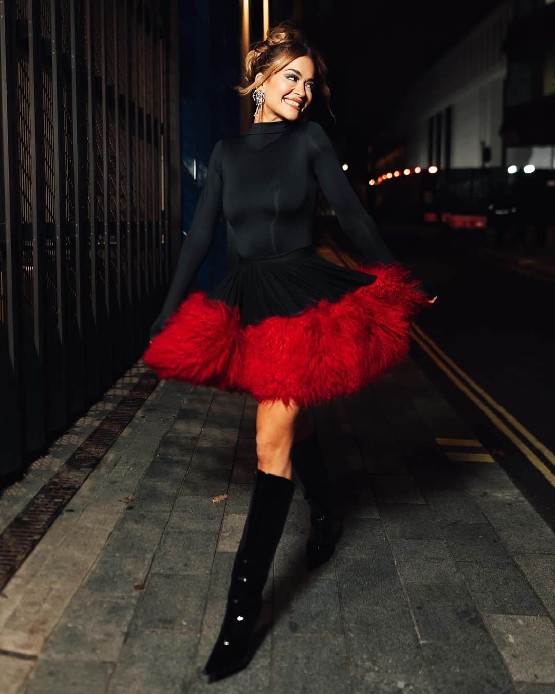 リタ・オラのインスタグラム：「Appreciation post for these BOOTS 😍❤️💋🌹💃  📸 @tiziano.raw」