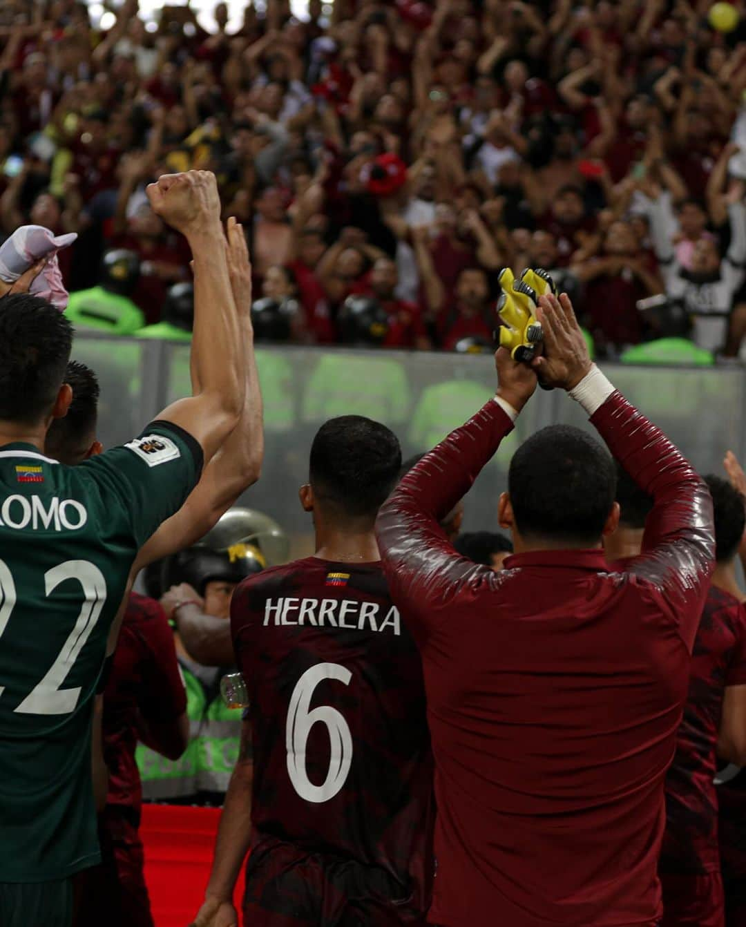 ラファエル・ロモさんのインスタグラム写真 - (ラファエル・ロモInstagram)「Gracias VENEZUELA 🇻🇪 @selevinotinto Es un privilegio absoluto poder vestir estos colores y jugar para la selección de todos los VENEZOLANOS. #SiempreVinotinto」11月24日 5時24分 - rafaromo1