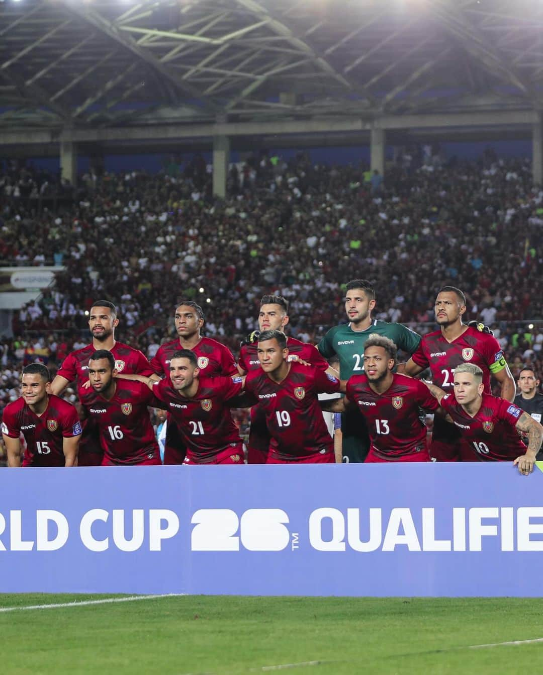 ラファエル・ロモさんのインスタグラム写真 - (ラファエル・ロモInstagram)「Gracias VENEZUELA 🇻🇪 @selevinotinto Es un privilegio absoluto poder vestir estos colores y jugar para la selección de todos los VENEZOLANOS. #SiempreVinotinto」11月24日 5時24分 - rafaromo1