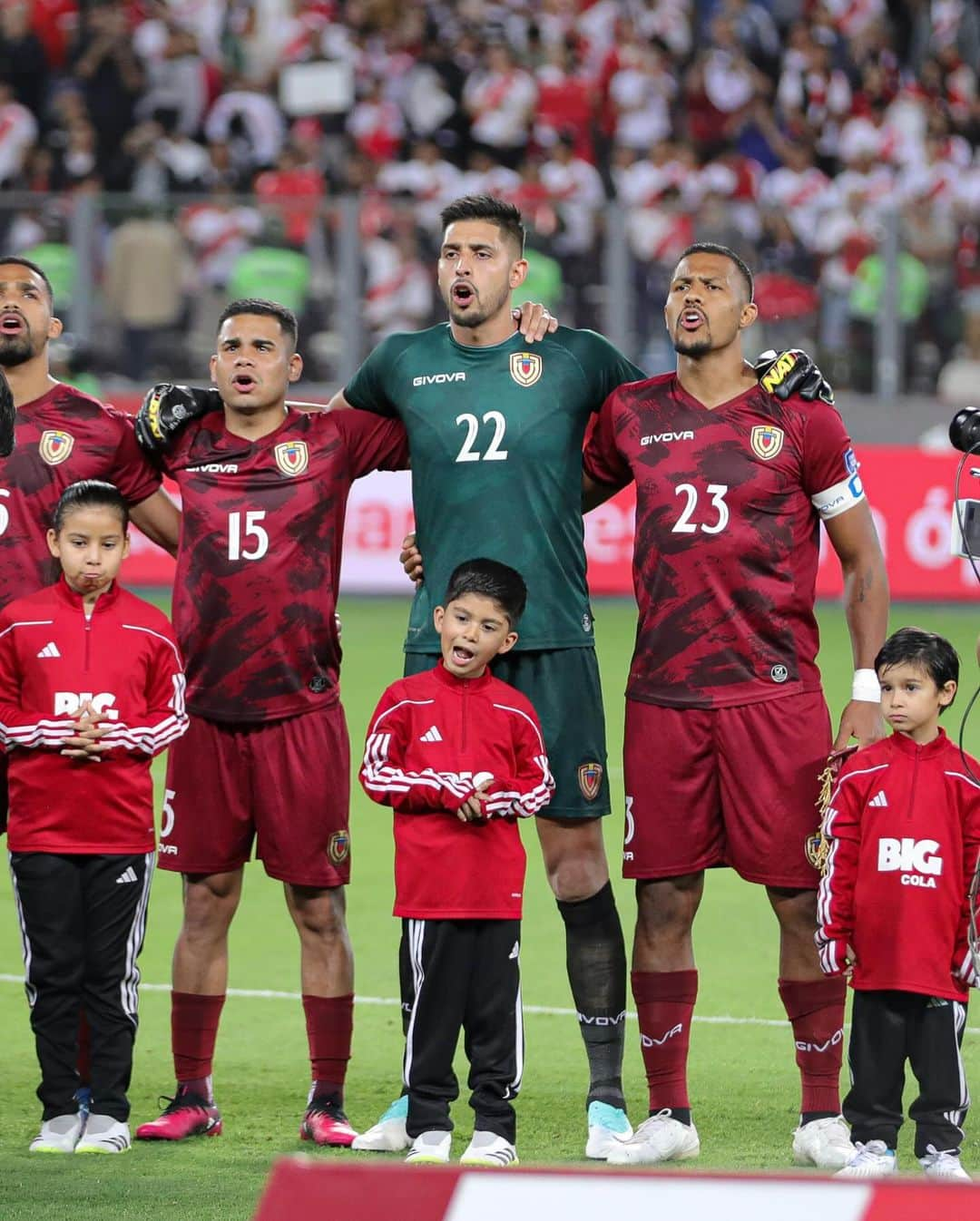 ラファエル・ロモのインスタグラム：「Gracias VENEZUELA 🇻🇪 @selevinotinto Es un privilegio absoluto poder vestir estos colores y jugar para la selección de todos los VENEZOLANOS. #SiempreVinotinto」