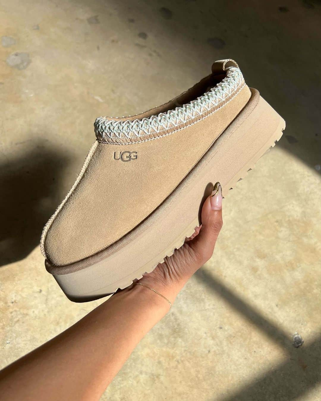 アグのインスタグラム：「It's about to be a fanTAZZtic night. The Tazz in Sand launches on UGG.com US TONIGHT at midnight PST. Don't sleep on this one, quantities are limited.   #UGG #Sand #UggSand #UggTazz #TazzSand #Platform #Tazz #UggPlatforms #SandUGG」