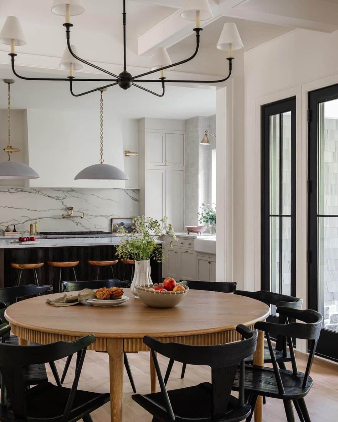 MT DOMAINEのインスタグラム：「Beautiful high-contrast kitchen.  (Via @mif_design) #MyDomaine」