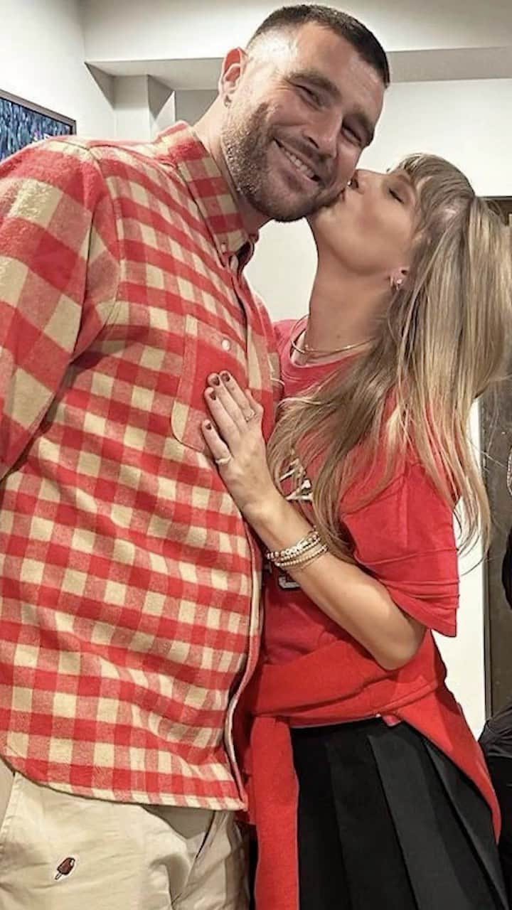 E! Onlineのインスタグラム：「We’re #ThankfulFor #TaylorSwift and #TravisKelce for making us believe in love again. 🥹❤️  (🎥: @gblair822, Getty, TT/ Flor Mosso, @javigutierrezok/ Javi Gutiérrez, a music reporter from Argentina, AP Photo, @chariah_)」