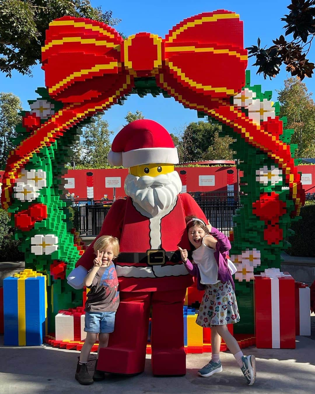 エミリー・デ・レイヴィンさんのインスタグラム写真 - (エミリー・デ・レイヴィンInstagram)「Happy Thanksgiving!!!🍁  Photo dump from the past week in L.A  Super fun day at @legolandcalifornia & at @kidspacemuseum & seeing old friends 🥰」11月24日 5時34分 - emiliede_ravin