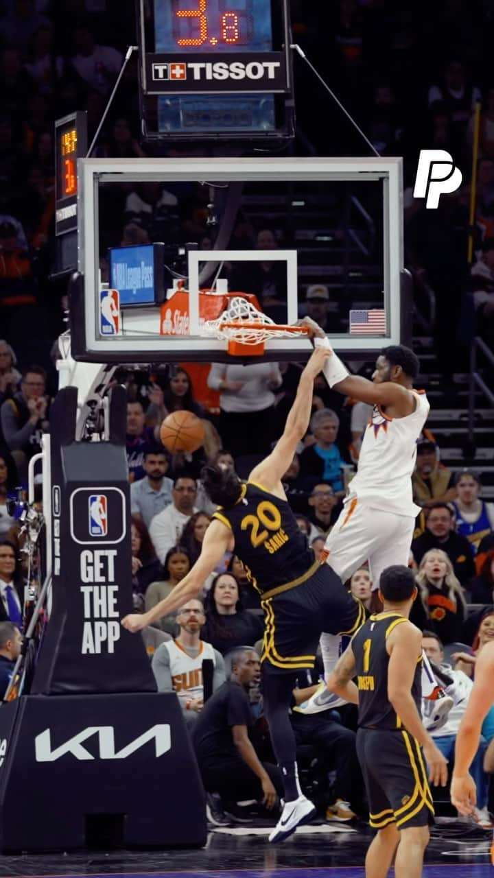 フェニックス・サンズのインスタグラム：「POSTERIZED 😤  Mezie with last night’s @PayPal highlight of the game!」