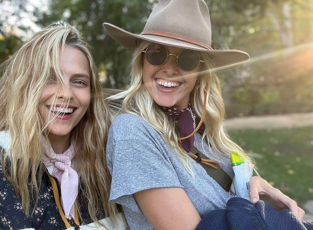 テリーサ・パーマーのインスタグラム：「This week is a really special episode of @themotherdazepodcast, my soul sis and bestie @swrightolsen talks about the really vulnerable few weeks she’s been having, it’s what we’ve been alluding to on the podcast recently. It’s such a beautiful episode about perspective, gratitude, health, dreams coming true and sisterhood. Listen now wherever you get your podcasts ✨✨」