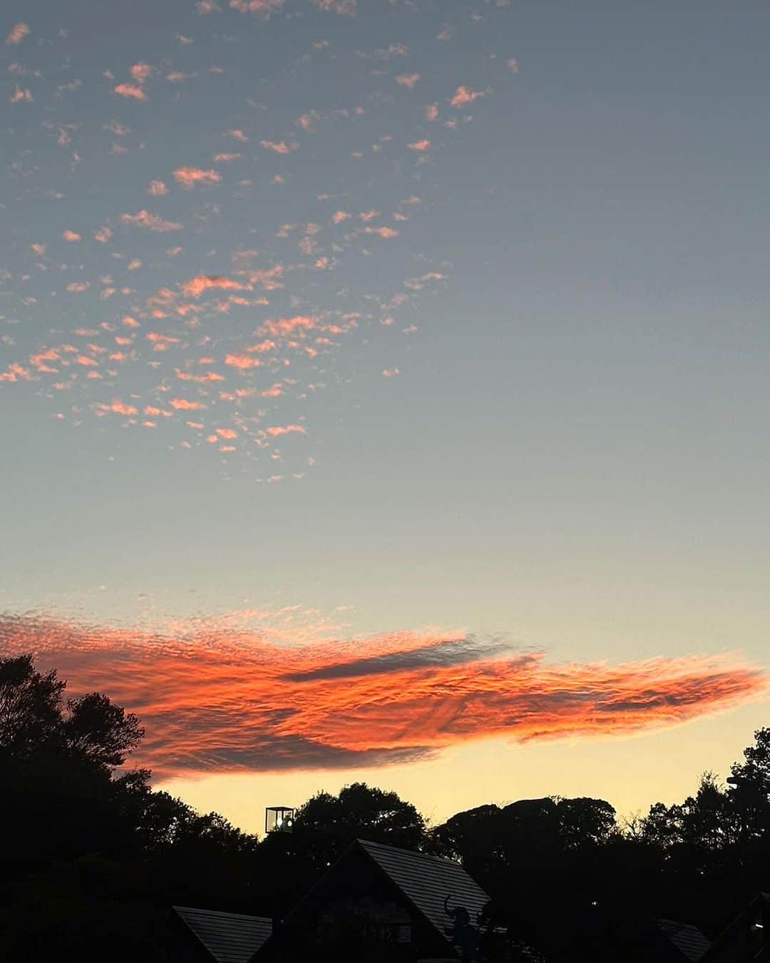 川島幸美さんのインスタグラム写真 - (川島幸美Instagram)「空がグラデーションになる この時間が好き🌙 お日様のようにカラッと明るく お月様のように静かに光輝やくような人でありたい...」11月24日 5時37分 - yukimikawashima