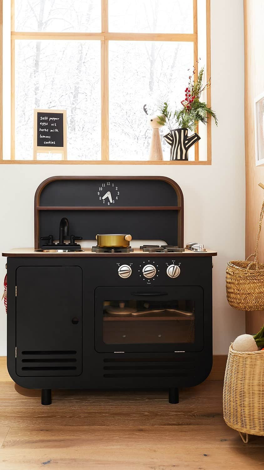 ジャスミン・トゥークスのインスタグラム：「Our Modern Play Kitchen (which is $200 off this week only!) is perfect for even the tiniest sous chef. Finally, it’s your turn to ask them what’s for dinner!  #ToddlerGiftIdeas #KidsGiftIdeas #PlayKitchen」