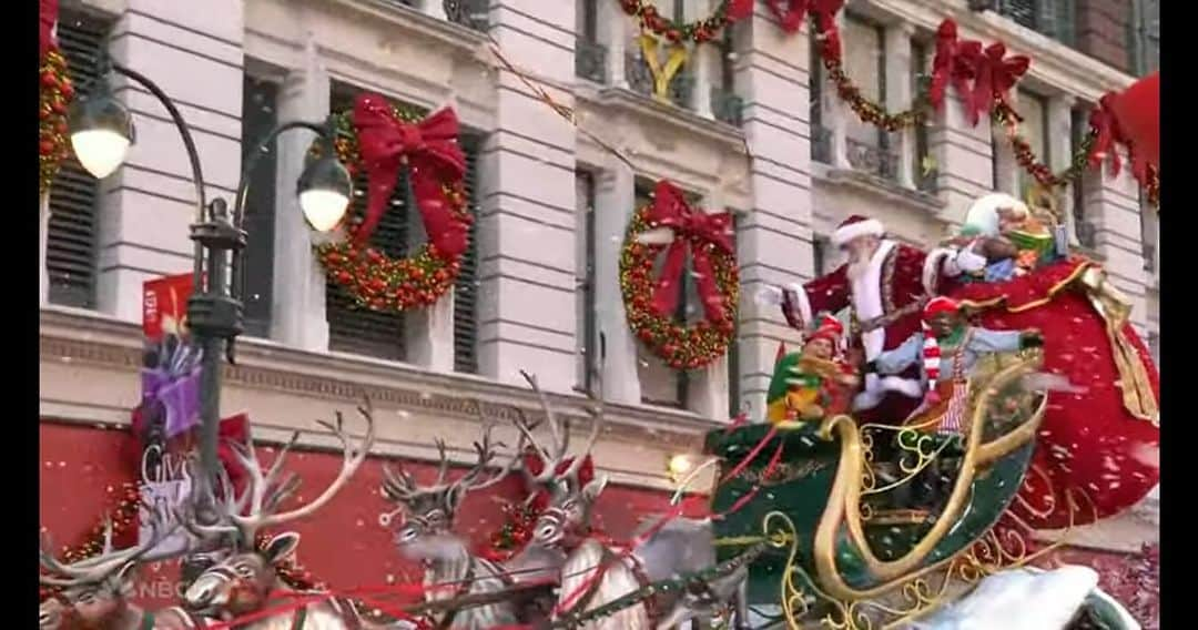 メリッサ・ジョーン・ハートさんのインスタグラム写真 - (メリッサ・ジョーン・ハートInstagram)「One of my favorite traditions is watching the @macys parade! And being in the industry I ended up in, it's usually got a few of my friends involved! Love my @nickelodeon family @kenanthompson & @iamkelmitchell! And slide for my other buddy!」11月24日 5時39分 - melissajoanhart