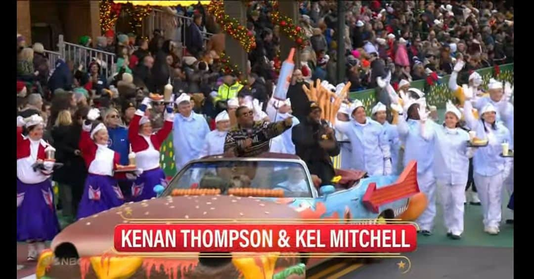 メリッサ・ジョーン・ハートのインスタグラム：「One of my favorite traditions is watching the @macys parade! And being in the industry I ended up in, it's usually got a few of my friends involved! Love my @nickelodeon family @kenanthompson & @iamkelmitchell! And slide for my other buddy!」