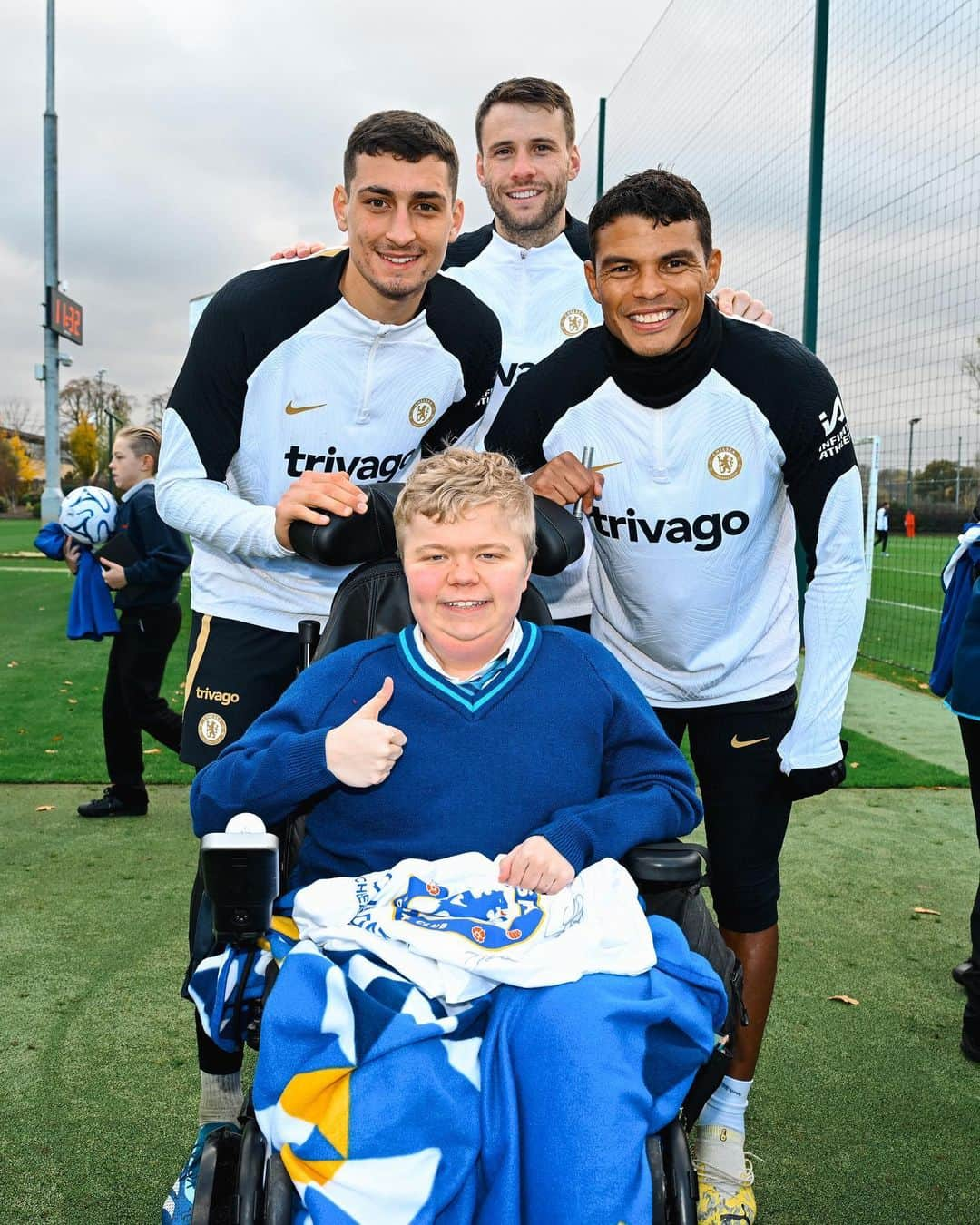 チェルシーFCのインスタグラム：「Post training smiles with some special guests. 💙」