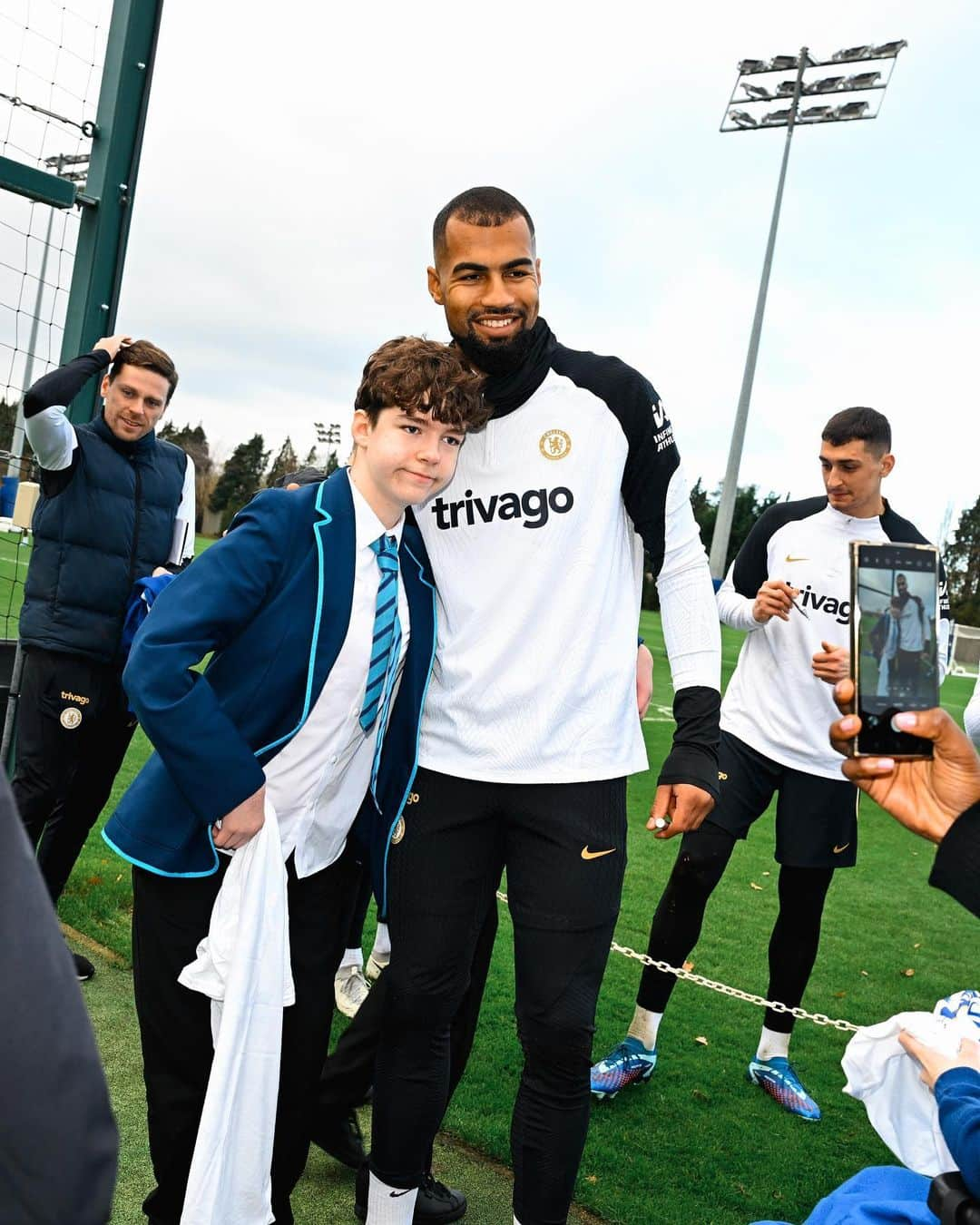 チェルシーFCさんのインスタグラム写真 - (チェルシーFCInstagram)「Post training smiles with some special guests. 💙」11月24日 5時41分 - chelseafc