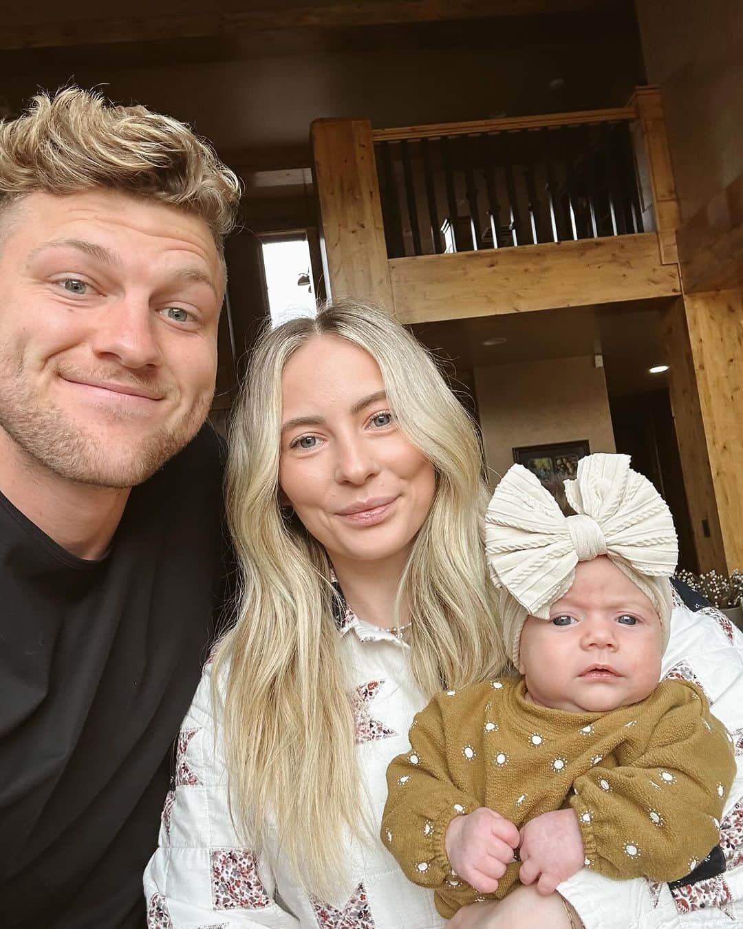 ミカイラ・スキナーのインスタグラム：「I have so much to be thankful for this year! We absolutely love you guys🤎 Happy Thanksgiving from the Harmer’s!」