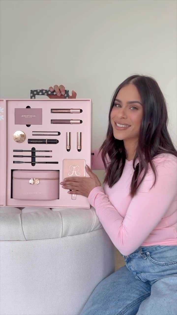 Anastasia Beverly Hillsのインスタグラム：「The perfect holiday gift set has arrived 😌 Home for the Holidays is a limited-edition curation of essentials for brows, lips, eyes, and exclusive accessories for your travel, holiday, and everyday needs 💝  Available exclusively at AnastasiaBeverlyHills.com! ✨  📸: @melissaflores(she/her)  #AnastasiaBeverlyHills」