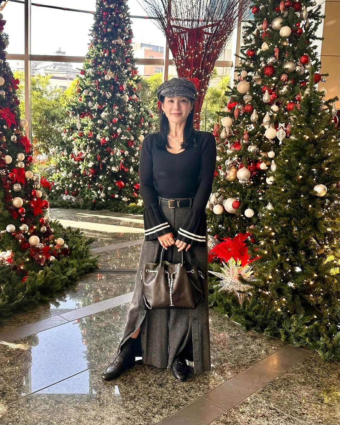 紙本真琴さんのインスタグラム写真 - (紙本真琴Instagram)「今年のクリスマスプレゼントに🎁  素材やデザインを1から作り上げた『lealtawM』の新作バッグ  ・肌触りが最高な上質なリアルレザー  ・仕切りやたくさんのポケットがある布製バッグinバッグ  ・長財布やパスポート、母子手帳もスルッと入り 見た目以上の容量が入るミディサイズ  ・ロングショルダーも付いてるから、斜めがけもOK  ・手で持ってるスマホをシュッとしまえるスリットポケット  他にも機能満載な優秀バッグなんです‼️  カラーはこちらのダークグリーンと淡いスモーキーピンクの2色  サイズ・詳細 ■size 本体／(約) 縦24×横36.5×マチ13.5 cm 本体ハンドル高さ／(約)11cm ショルダー長さ／(約)最短98－最長113cm バッグインバッグ／(約)縦20.5×横31×マチ13cm  この多機能デザインバッグが税込 19,800円は破格だ！！ って我ながら思ってます  前回のネクタイも短期間で完売してしまったので 限定個数のちの販売なので、早めがご購入をおすすめします♡  ストーリーズ・ハイライトにもURLを貼り付けてあります↑ @macoto.kamimoto   @lealta_m  @lilymily_official   #lealtam #レアルタエム #macotokamimoto #スタイルアップコーディネーター #メディバッグ #ショルダーバッグ #クリスマスプレゼント #バッグ好き #grandlove2023」11月24日 5時55分 - macoto.kamimoto