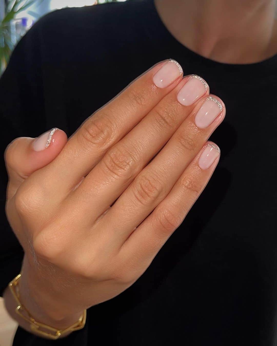 WHO WHAT WEARのインスタグラム：「One of our favorite ways to ease into a new season is by leaning into fun nail trends. Last winter, we saw chrome, ombré, and moody French-tip nails dominate the scene, but this winter, we're lightening things up a bit. According to celebrity nail artist @enamelle (and manicurist for @blakelively, NBD), there will be an uptick in fun colors—including pastels and jellies—and textures. From glitter topcoats to icy blue shades, head to the link in bio for Gerstein's 2024 winter nail predictions. photos: @harrietwestmoreland @betina_goldstein @enamelle @paintedbyjools」
