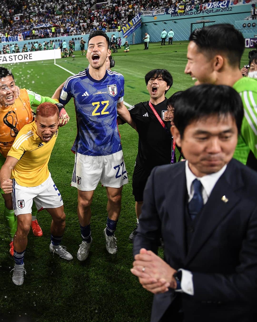 FIFAワールドカップさんのインスタグラム写真 - (FIFAワールドカップInstagram)「A moment that will live in the minds of the Samurai Blue forever! 🔵  #FIFAWorldCup #Qatar2022 #OTD」11月24日 6時00分 - fifaworldcup