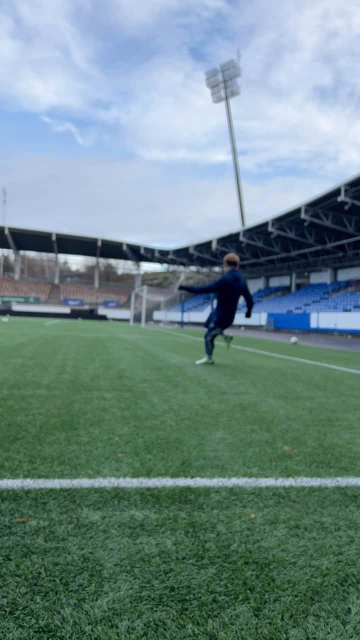 田中亜土夢のインスタグラム：「Trick of the day!!! with @tuomasollila 🤝 #footballskills#footballtricks#football#footballtechnique#jalkapallo」